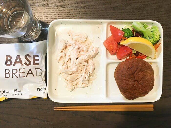 basebread ベースブレッドダイエット ほぐしチキンもりつけ